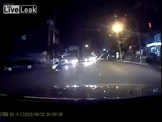 สาวเกาหลี วิ่งข้ามถนน แต่ไม่ทันโดนชนเต็มๆ
