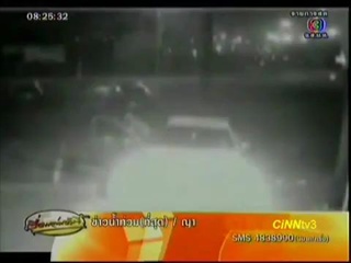 หนุ่มโมโหหิว คว้าเสา ขู่พนักงาน KFC