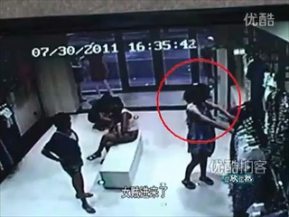 โจรสาว ขโมย iPhone 4 หยิบไปอย่างเนียน!