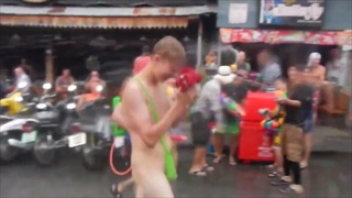 ฝรั่งแต่งหวิว เล่นน้ำสงกรานต์ 18+