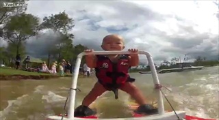 โอ้แม่เจ้า! เด็กน้อยโชว์เล่นสกีน้ำ ว่าแต่เด็กไปป่ะ