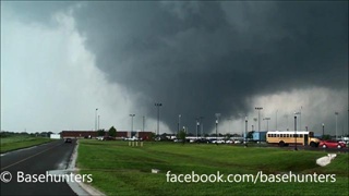 นาทีระทึก! ทอร์นาโดถล่มสหรัฐฯ อย่างกะในหนัง