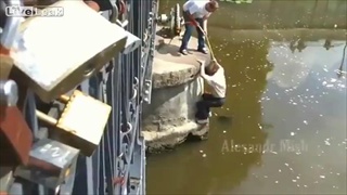 รวมชอตเด็ด! วินาทีประทับใจมนุษย์ใจดีช่วยเหลือสัตว์โลก