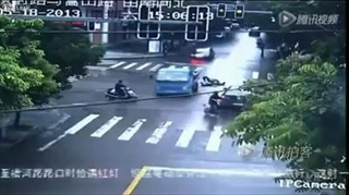 ขับสกู๊ตเตอร์ล้ม ก่อนโดนรถบรรทุกทับหัว..ดับคาที่!!