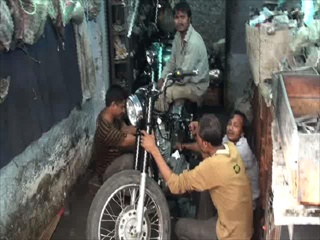 เจโอ๋เวสป้าผจญภัย-รุมซ่อมรถในกาลาบัค