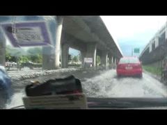 น้ำท่วมปทุมธานี-ถนนใต้ทางด่วน สะพานแก้วรังสิต-16ตุลาคม2554