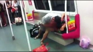 เลือดอาบ! หนุ่มจีนแย่งที่นั่งกันบนรถไฟฟ้า