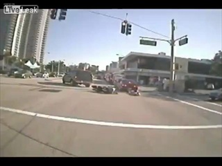 วินาทีหวิดดับ! มอไซค์ฝ่าไฟแดงล้มไถลซัดรถเก๋งในฟลอริดา