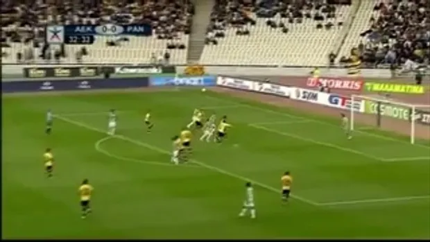 หนีตาย! แฟนบอล AEK Athens โยนพลุควันเข้าใส่สนามแข่ง