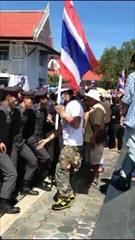 คลิปม็อบสุดหื่น เดินไล่จับของกลางตำรวจ