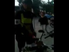 ตำรวจเขียนใบสั่งปั่นจักรยานบนทางเท้า