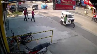 วัยรุ่นเลือดร้อนยิงถล่มคู่อริกลางเมือง !!!