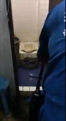 เปิดมาช็อค!! งูเหลือมตัวเบอเริ่มอยู่ในห้องน้ำ