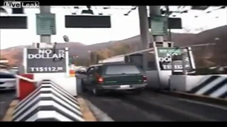 สิบล้อพ่วง เบรคแตก พุ่งเข้าด่านเก็บเงิน !