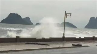 คลิปคลื่นยักษ์ 4 เมตร ซัดถล่มชายหาดประจวบฯ-อ่าวมะนาว