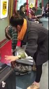 2 สาวจีนยัดล็อบสเตอร์ตัวเป็นๆ เข้ากระเป๋า บนรถไฟฟ้าฮ่องกง