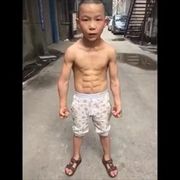 ชาวจีนอึ้ง! เด็กชาย 7 ขวบ กำยำสตรอง กล้ามท้องเป็นมัดๆ