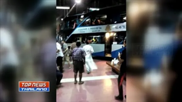 นาทีระทึก!! รถทัวร์สองชั้นพุ่งชนชานชาลาสถานีขนส่งผู้โดยสาร บาดเจ็บ 5 คน