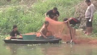 ชาวบ้านแห่จับปลา คลองรังสิตประยูรศักดิ์ หลังปลาลอยตัวขึ้นมาบนผิวน้ำ