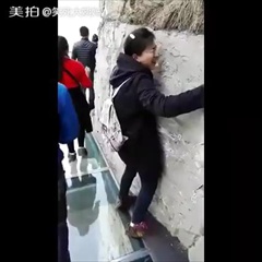คลิปนักท่องเที่ยวจีน ขึ้นสกายวอล์ก แต่ดันกลัวความสูง ไม่ยอมเดินซะงั้น