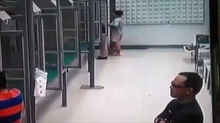 วินาทีชีวิต ครูสอนยิงปืนโดดช่วยชีวิต หนุ่มจ่อปืนที่หัวตัวเองได้ทันก่อนลั่นไก