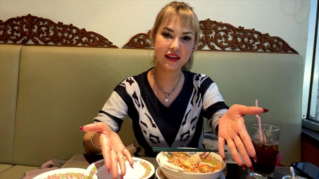 "มิยาบิ" ดารา AV ดัง ทำคลิปรีวิวอาหารไทย พร้อมเล่าเหตุการณ์มาเยือน "ซอยคาวบอย"