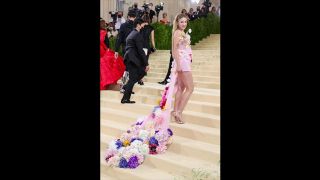 Lili Reinhart ส่งข้อความถึง Kim Kardashian กรณีลดน้ำหนักงาน Met Gala