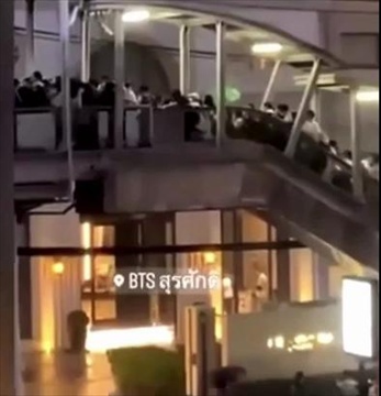 ดูชัดๆ คลิปนาทีคนเบียดกันขึ้นบันได BTS สุรศักดิ์ ก่อนล้มทับเป็นโดมิโน่ เจ็บ 27 ราย