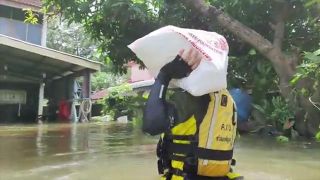 "เข้ม หัสวีร์" แท็กทีม "บิณฑ์" ช่วยเหลือผู้ประสบภัยน้ำท่วม จ.อุบลราชธานี