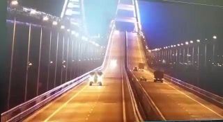 เปิดคลิประเบิดสะพานเชื่อมไครเมีย-รัสเซีย ในคืนวันเกิดปูติน