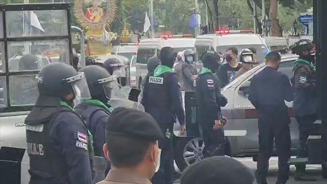 ม็อบราษฎรหยุดเอเปค ชุลมุน ผู้ชุมนุมถูกจับกุมตัวไป 5 ราย บาดเจ็บ 1 คน จากกระสุนยาง