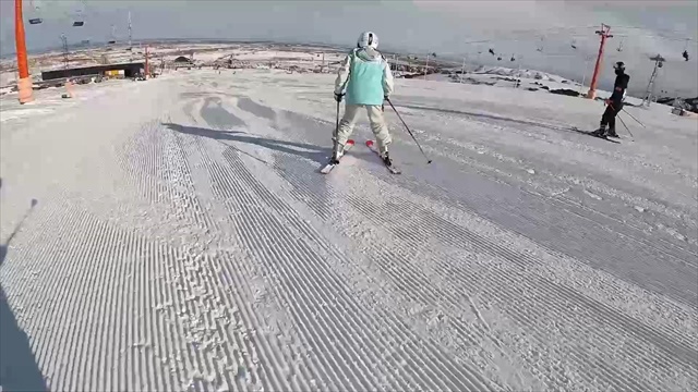 อายุเป็นแค่ตัวเลข! อาม่าจีนวัย 87 ปี โชว์ลีลา "เล่นสกี" ในอุรุมชี