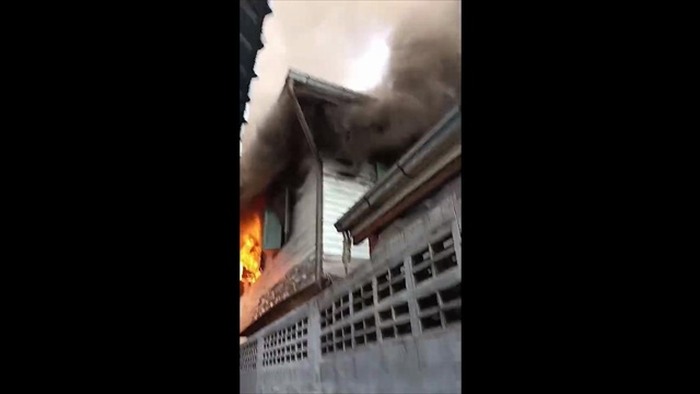 เพลิงสงบแล้ว ไฟไหม้ซอยเจริญราษฏร์ 3 เผาทำลายบ้าน 5 หลังคาเรือน