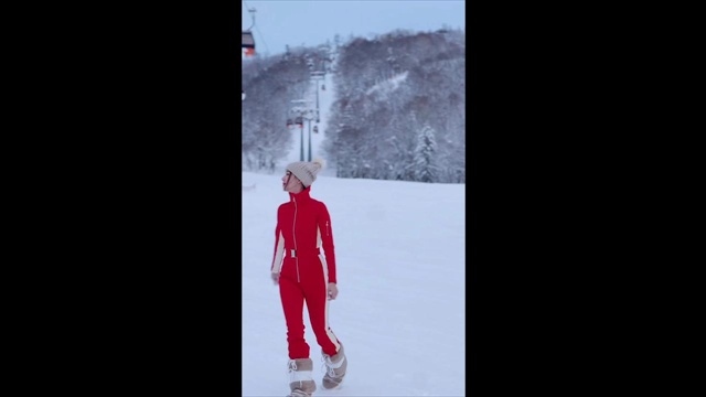 "นิวเคลียร์" ชุดเล่นสกีสีแดงเพลิง ความแซ่บทำหิมะละลายไปเลย