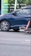 ปั่นจักรยานเฉี่ยวเก๋ง ล้มลงไปกองบนถนน ก่อนใช้ “สายตา” ตัดสินคู่กรณี