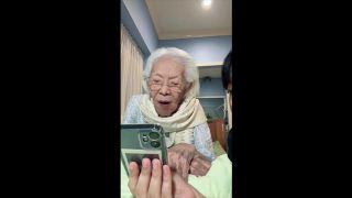 "คุณยายบรรเจิดศรี" ในวัย 97 ปี ถ่ายคลิปคู่หลานสาว น่ารักมาก