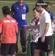 ชาวเขมรสุดเดือด "โจนาธาร" แข้งทีมชาติไทยขว้างเหรียญให้แฟนบอล