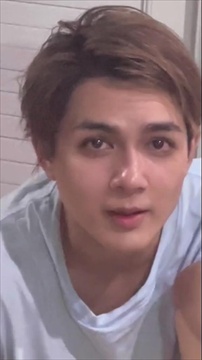 "แน็ก ชาลี" นั่งเล่นมือถืออยู่มุมห้อง เจอคำถามจี้ใจ ทำไมใต้ตาคล้ำ ร้องไห้มาเหรอ