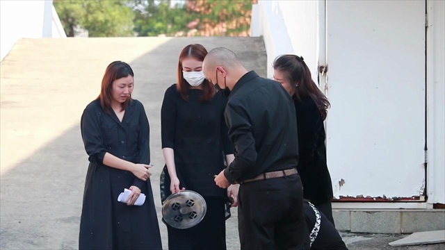 บรรยากาศงานฌาปณกิจ “ดีเจโก” ครอบครัว คนบันเทิงทยอยเดินทางร่วมอาลัย