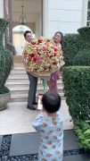 "ศรีริต้า" ฉลองครบรอบแต่งงาน 4 ปี "กรณ์" แบกช่อดอกไม้ 4,000 ดอกให้ภรรยา