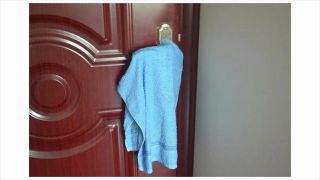 รู้ไว้ปลอดภัย! ทำไมเมื่อนอนโรงแรม ควรแขวน "ผ้าขนหนูเปียก" ไว้ตรงที่จับประตู?