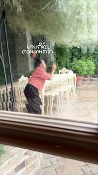 "ชมพู่ อารยา" จัดบ้านในวันฝนพรำ "น้องเกล" หลับปุ๋ย นอนให้กำลังใจแม่ที่โซฟา