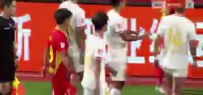 คลิป แข้งโตโก ส่ออัมพาตครึ่งล่าง หลังถูกผลักชนป้ายโฆษณา ระหว่างแข่งในลีกจีน