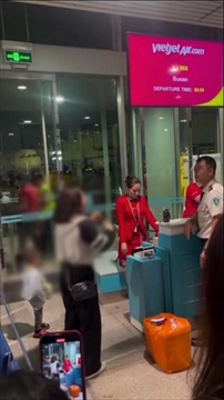 คลิป แม่ร่ำไห้โวยวายกลางสนามบิน ถึงกับคุกเข่าอ้อนวอนเจ้าหน้าที่ หลังกระเป๋าน้ำหนักเกิน 21 กก.