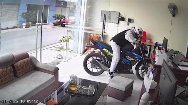 คลิป คนจริงต้องทันเวลา! หนุ่มควบมอไซค์ "ทะลุออฟฟิศ" จอดเสยโต๊ะ อึ้งรีบมาทำสิ่งนี้