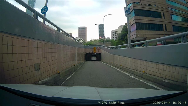 คลิป นาทีระทึก! รถรับส่งผู้พิการฝ่าด่านกั้นความสูง ชนคานอุโมงค์กลายเป็นรถเปิดประทุน