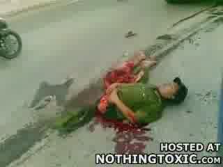 ตำรวจเวียตนามโดนรถสิบล้อเหยียบตัวขาดครึ่งแต่ไม่ตาย