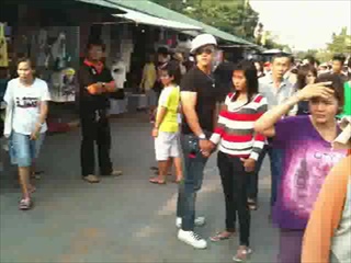 กลเปลี่ยนเสื้อ แสดงที่สวนจตุจักร