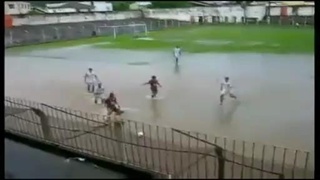 ฟุตบอลแนวใหม่ ในบราซิล ทักษะการเล่นบนน้ำ