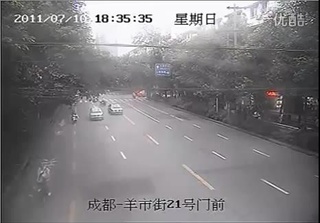 ตำรวจจีนใจเด็ด กระโดดเกาะหน้ากระโปรงรถจับแท็กซี่เถื่อน